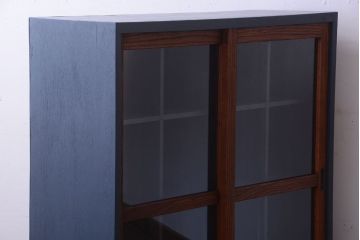 アンティーク家具　アンティーク　ガラス引き戸の脚付きペイントマス目棚
