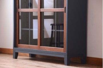 アンティーク家具　アンティーク　ガラス引き戸の脚付きペイントマス目棚