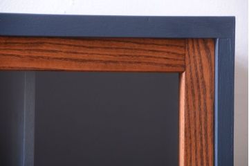 アンティーク家具　アンティーク　ガラス引き戸の脚付きペイントマス目棚