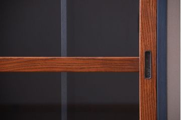 アンティーク家具　アンティーク　ガラス引き戸の脚付きペイントマス目棚
