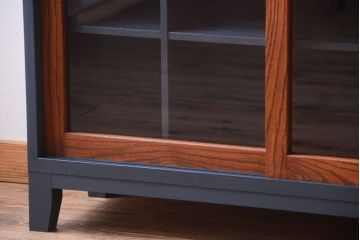 アンティーク家具　アンティーク　ガラス引き戸の脚付きペイントマス目棚