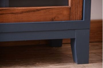 アンティーク家具　アンティーク　ガラス引き戸の脚付きペイントマス目棚