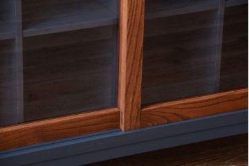 アンティーク家具　アンティーク　ガラス引き戸の脚付きペイントマス目棚