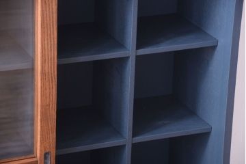アンティーク家具　アンティーク　ガラス引き戸の脚付きペイントマス目棚