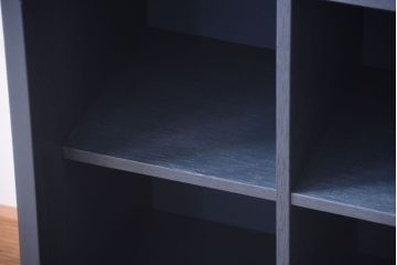 アンティーク家具　アンティーク　ガラス引き戸の脚付きペイントマス目棚