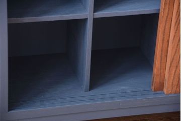 アンティーク家具　アンティーク　ガラス引き戸の脚付きペイントマス目棚