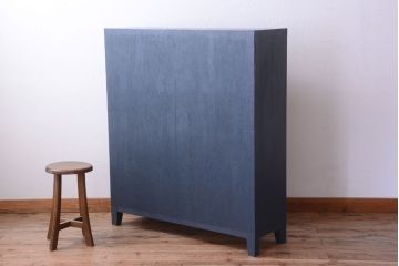 アンティーク家具　アンティーク　ガラス引き戸の脚付きペイントマス目棚