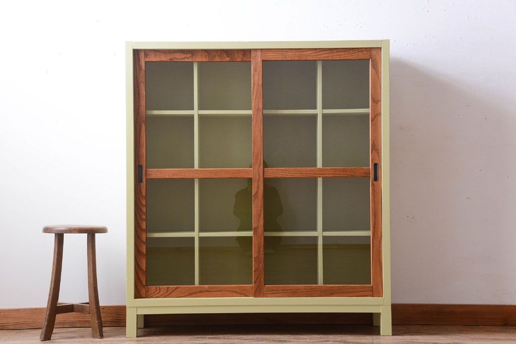 アンティーク家具　アンティーク　ガラス引き戸の脚付きペイントマス目棚(収納棚、飾り棚)(2)