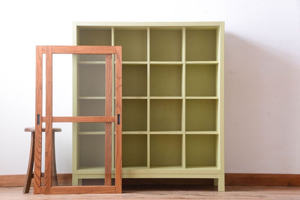 アンティーク家具　アンティーク　ガラス引き戸の脚付きペイントマス目棚(収納棚、飾り棚)(2)