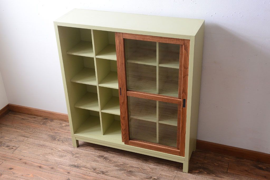 アンティーク家具　アンティーク　ガラス引き戸の脚付きペイントマス目棚(収納棚、飾り棚)(2)