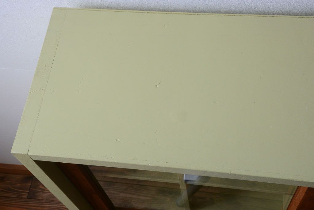 アンティーク家具　アンティーク　ガラス引き戸の脚付きペイントマス目棚(収納棚、飾り棚)(2)