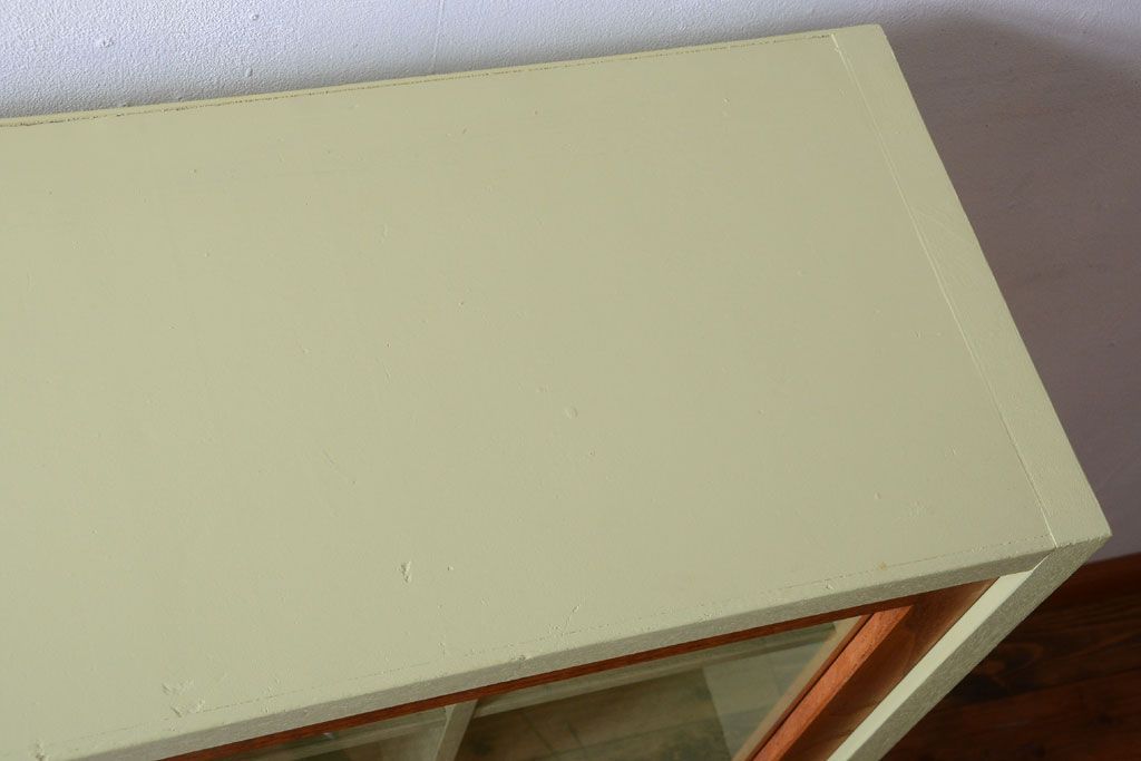 アンティーク家具　アンティーク　ガラス引き戸の脚付きペイントマス目棚(収納棚、飾り棚)(2)