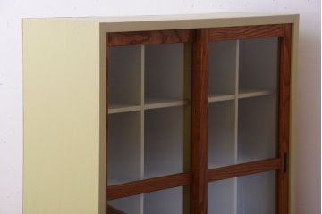 アンティーク家具　アンティーク　ガラス引き戸の脚付きペイントマス目棚(収納棚、飾り棚)(2)