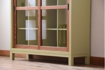 アンティーク家具　アンティーク　ガラス引き戸の脚付きペイントマス目棚(収納棚、飾り棚)(2)