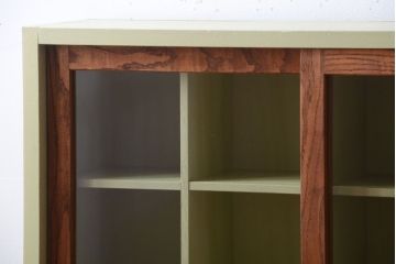 アンティーク家具　アンティーク　ガラス引き戸の脚付きペイントマス目棚(収納棚、飾り棚)(2)