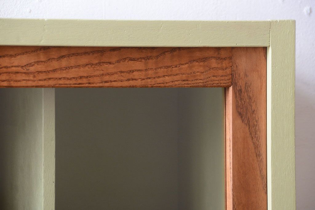 アンティーク家具　アンティーク　ガラス引き戸の脚付きペイントマス目棚(収納棚、飾り棚)(2)