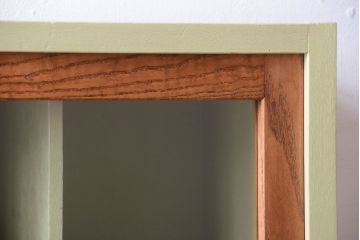 アンティーク家具　アンティーク　ガラス引き戸の脚付きペイントマス目棚(収納棚、飾り棚)(2)