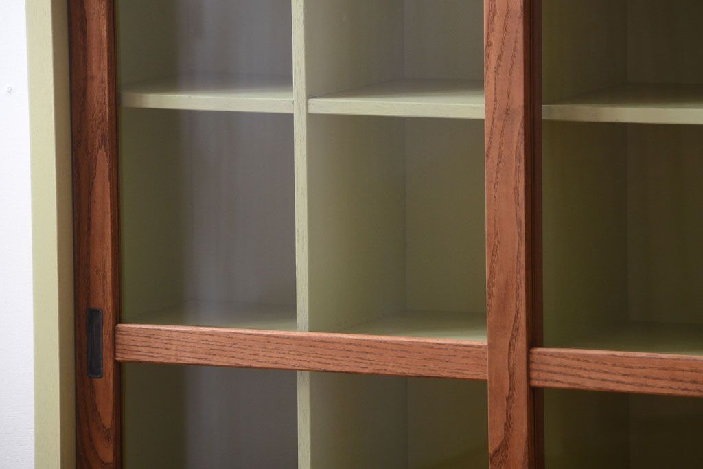 アンティーク家具　アンティーク　ガラス引き戸の脚付きペイントマス目棚(収納棚、飾り棚)(2)