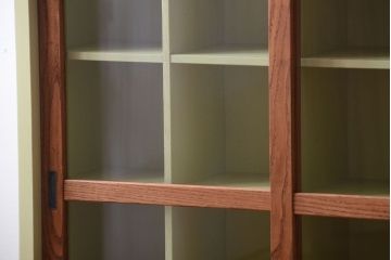 アンティーク家具　アンティーク　ガラス引き戸の脚付きペイントマス目棚(収納棚、飾り棚)(2)