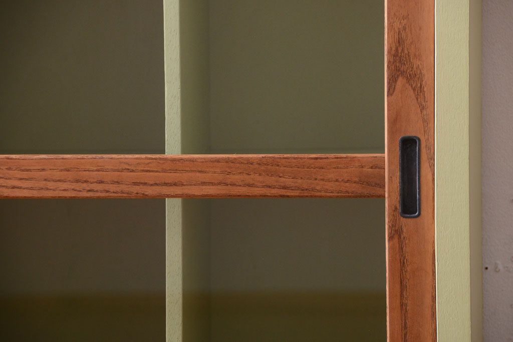 アンティーク家具　アンティーク　ガラス引き戸の脚付きペイントマス目棚(収納棚、飾り棚)(2)