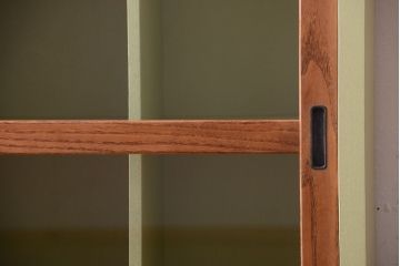 アンティーク家具　アンティーク　ガラス引き戸の脚付きペイントマス目棚(収納棚、飾り棚)(2)