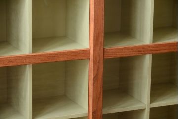 アンティーク家具　アンティーク　ガラス引き戸の脚付きペイントマス目棚(収納棚、飾り棚)(2)