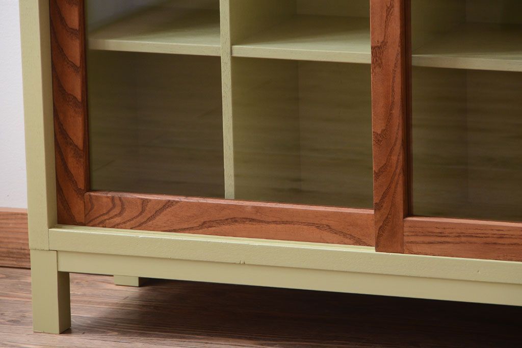 アンティーク家具　アンティーク　ガラス引き戸の脚付きペイントマス目棚(収納棚、飾り棚)(2)