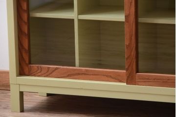 アンティーク家具　アンティーク　ガラス引き戸の脚付きペイントマス目棚(収納棚、飾り棚)(2)