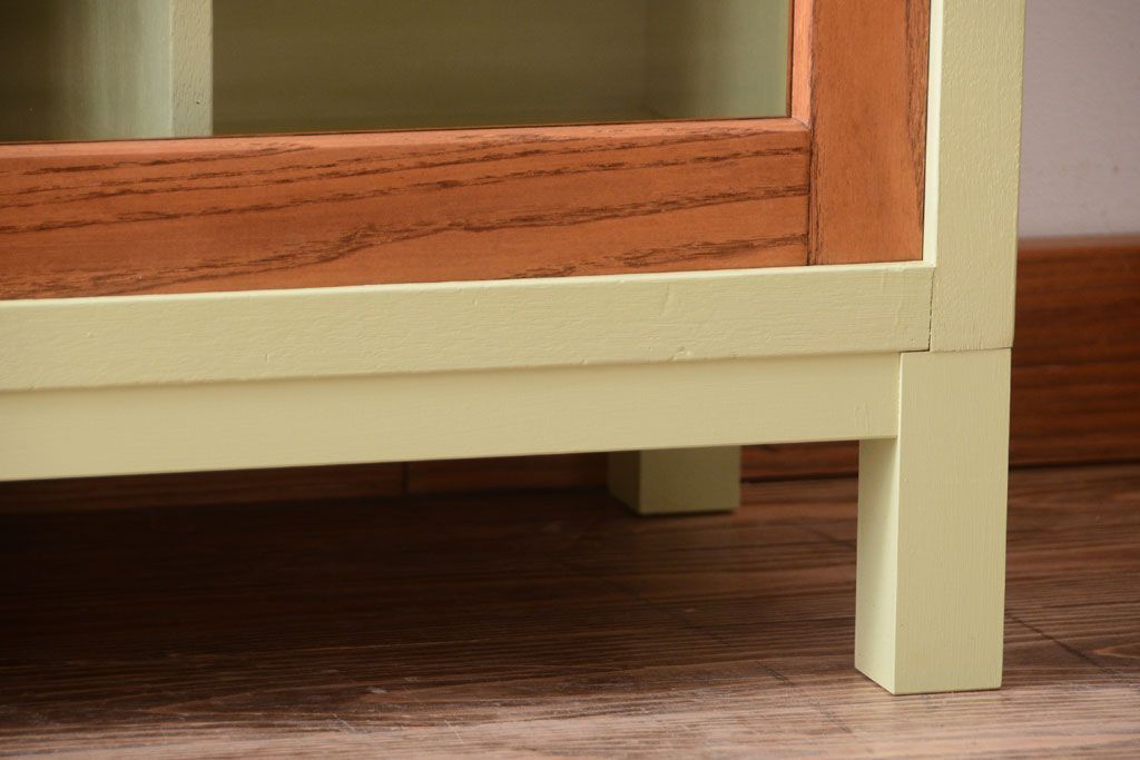 アンティーク家具　アンティーク　ガラス引き戸の脚付きペイントマス目棚(収納棚、飾り棚)(2)