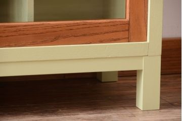 アンティーク家具　アンティーク　ガラス引き戸の脚付きペイントマス目棚(収納棚、飾り棚)(2)