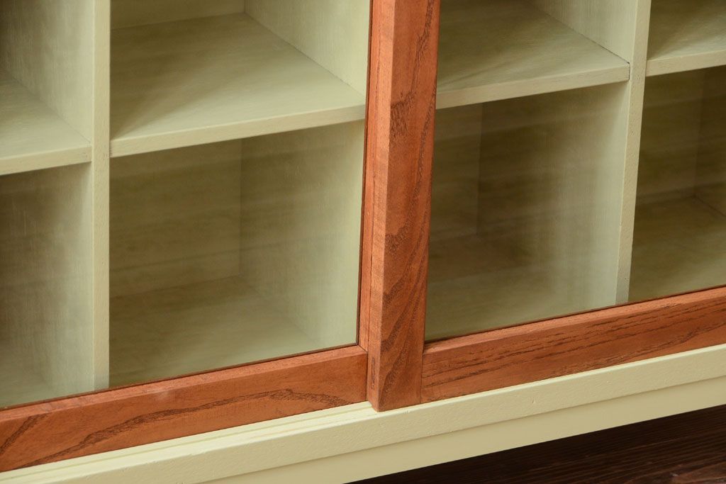 アンティーク家具　アンティーク　ガラス引き戸の脚付きペイントマス目棚(収納棚、飾り棚)(2)