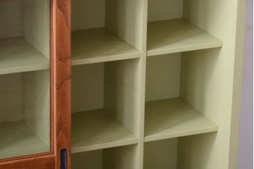 アンティーク家具　アンティーク　ガラス引き戸の脚付きペイントマス目棚(収納棚、飾り棚)(2)