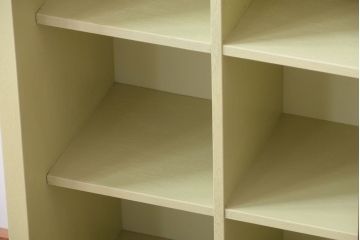 アンティーク家具　アンティーク　ガラス引き戸の脚付きペイントマス目棚(収納棚、飾り棚)(2)