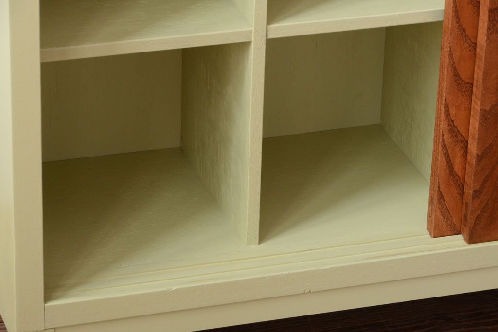 アンティーク家具　アンティーク　ガラス引き戸の脚付きペイントマス目棚(収納棚、飾り棚)(2)