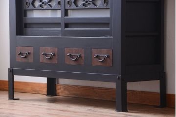 アンティーク家具　ペイント　すりガラス入り!鉄脚付きのモダンな四尺水屋箪笥