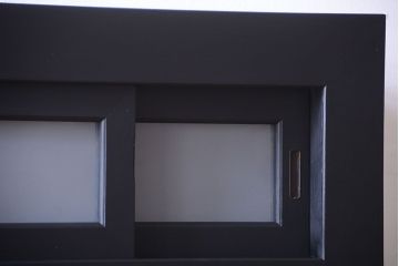 アンティーク家具　ペイント　すりガラス入り!鉄脚付きのモダンな四尺水屋箪笥