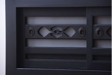 アンティーク家具　ペイント　すりガラス入り!鉄脚付きのモダンな四尺水屋箪笥