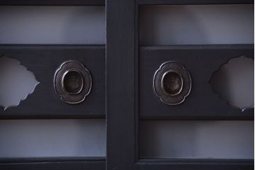 アンティーク家具　ペイント　すりガラス入り!鉄脚付きのモダンな四尺水屋箪笥