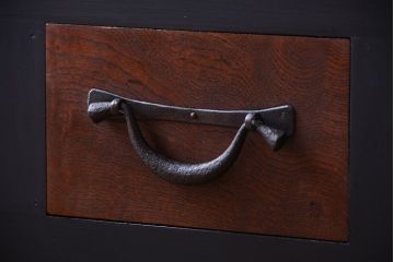 アンティーク家具　ペイント　すりガラス入り!鉄脚付きのモダンな四尺水屋箪笥