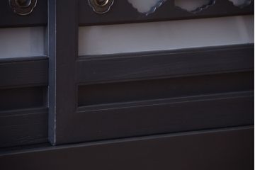 アンティーク家具　ペイント　すりガラス入り!鉄脚付きのモダンな四尺水屋箪笥
