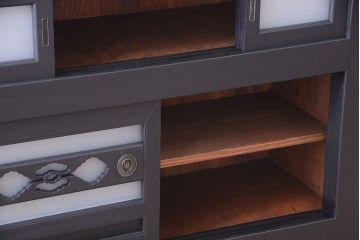 アンティーク家具　ペイント　すりガラス入り!鉄脚付きのモダンな四尺水屋箪笥