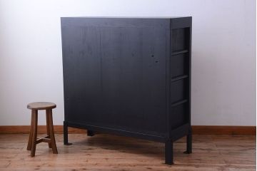 アンティーク家具　ペイント　すりガラス入り!鉄脚付きのモダンな四尺水屋箪笥