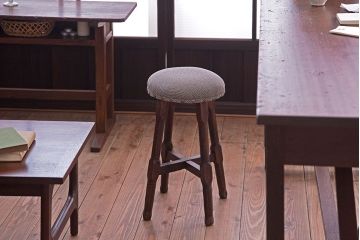 アンティーク家具　和製アンティーク　古い木の上品なクッション座面スツール