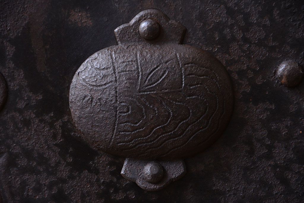 古民具・骨董　総欅材!大きな金具付きの富山蔵戸(玄関戸)