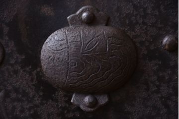 古民具・骨董　総欅材!大きな金具付きの富山蔵戸(玄関戸)