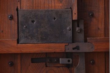 古民具・骨董　総欅材!大きな金具付きの富山蔵戸(玄関戸)