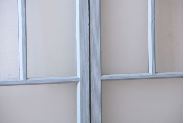 アンティーク　すりガラス入り!淡い水色ペイントのガラス引き戸2枚セット