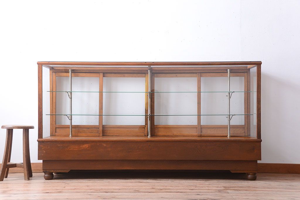 アンティーク家具　和製アンティーク　丸脚付き!古いナラ材の大きなガラスケース(ショーケース)