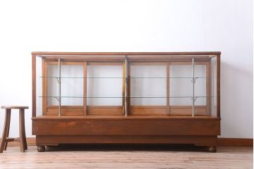 アンティーク家具　和製アンティーク　丸脚付き!古いナラ材の大きなガラスケース(ショーケース)