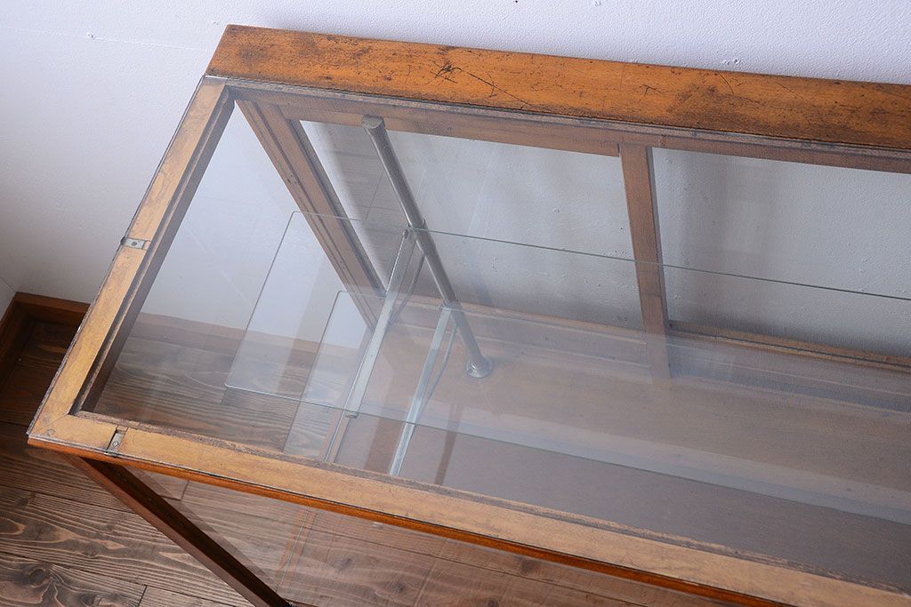 アンティーク家具　和製アンティーク　丸脚付き!古いナラ材の大きなガラスケース(ショーケース)